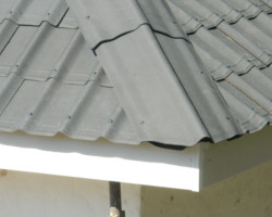 Straight angles at the corner of the onduvilla roof with matching ridging applied